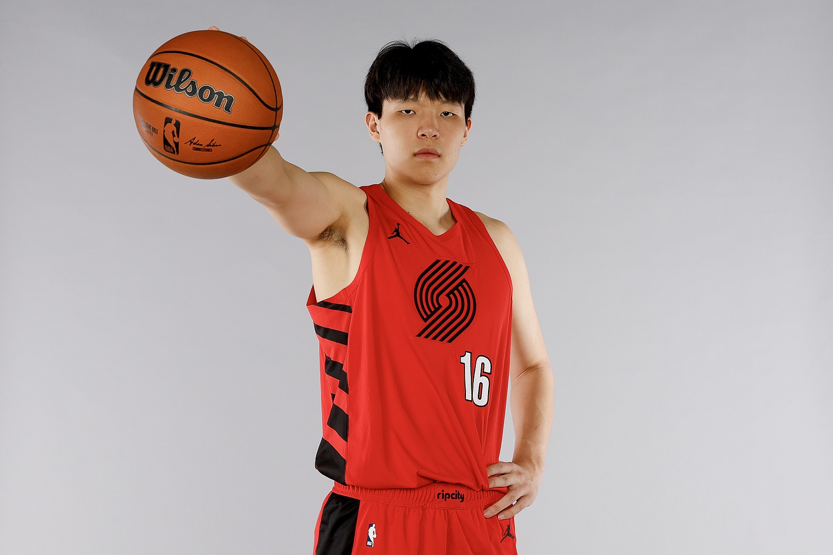 杨瀚森中锋排名第25?媒体人:侧面佐证潜力 还得脚踏实地去适应